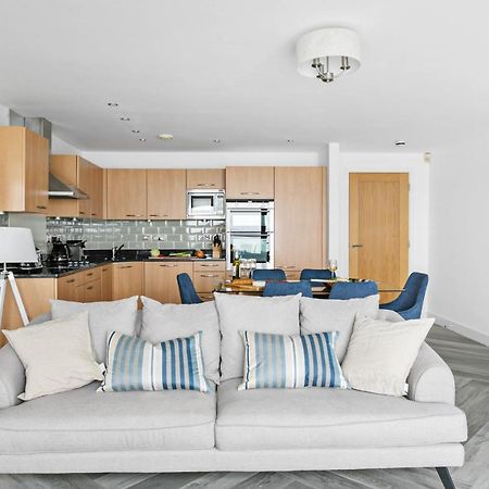 A7 Masts - Striking Beach Bolthole Apartment With Beautiful Sea Views Private Balcony & Parking Торки Екстериор снимка
