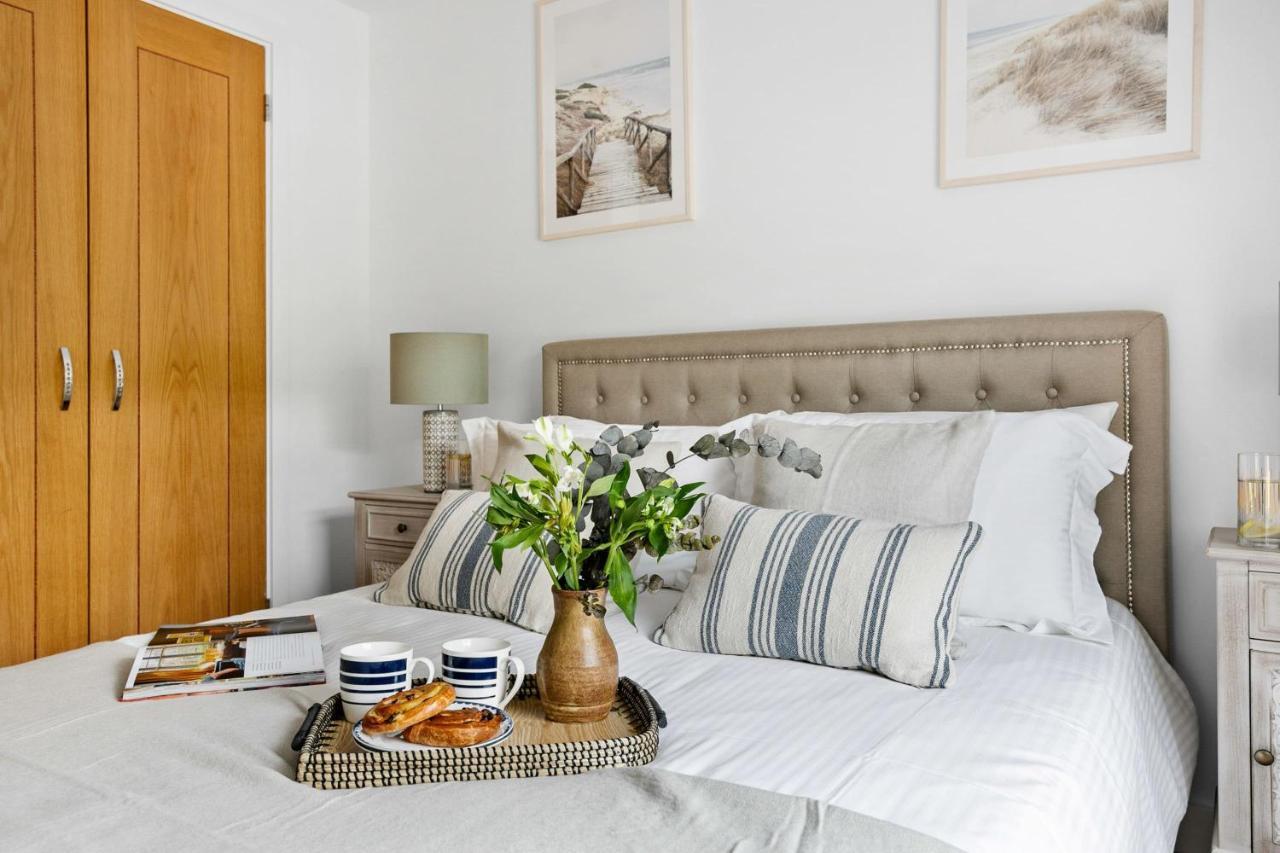 A7 Masts - Striking Beach Bolthole Apartment With Beautiful Sea Views Private Balcony & Parking Торки Екстериор снимка