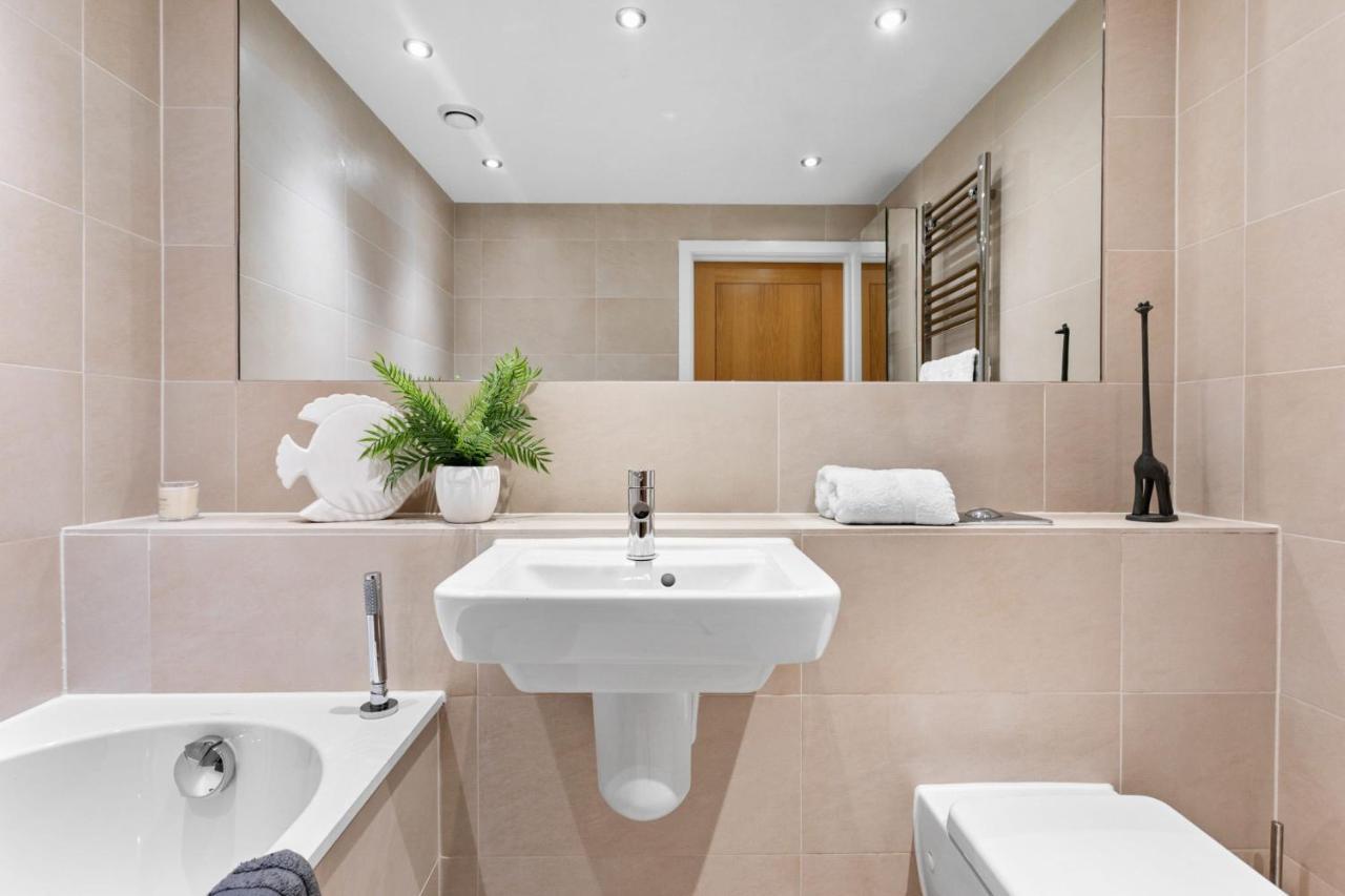 A7 Masts - Striking Beach Bolthole Apartment With Beautiful Sea Views Private Balcony & Parking Торки Екстериор снимка