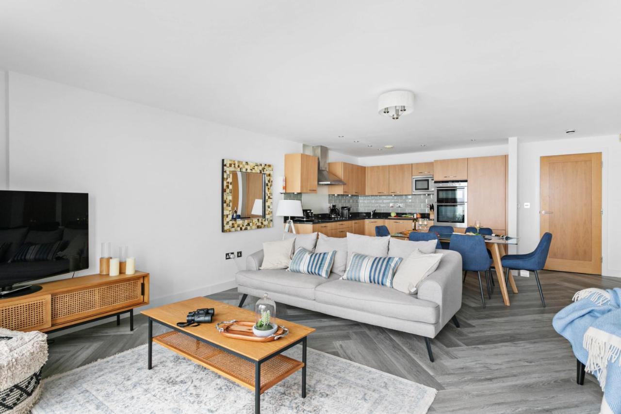 A7 Masts - Striking Beach Bolthole Apartment With Beautiful Sea Views Private Balcony & Parking Торки Екстериор снимка