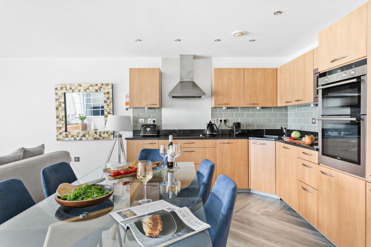 A7 Masts - Striking Beach Bolthole Apartment With Beautiful Sea Views Private Balcony & Parking Торки Екстериор снимка