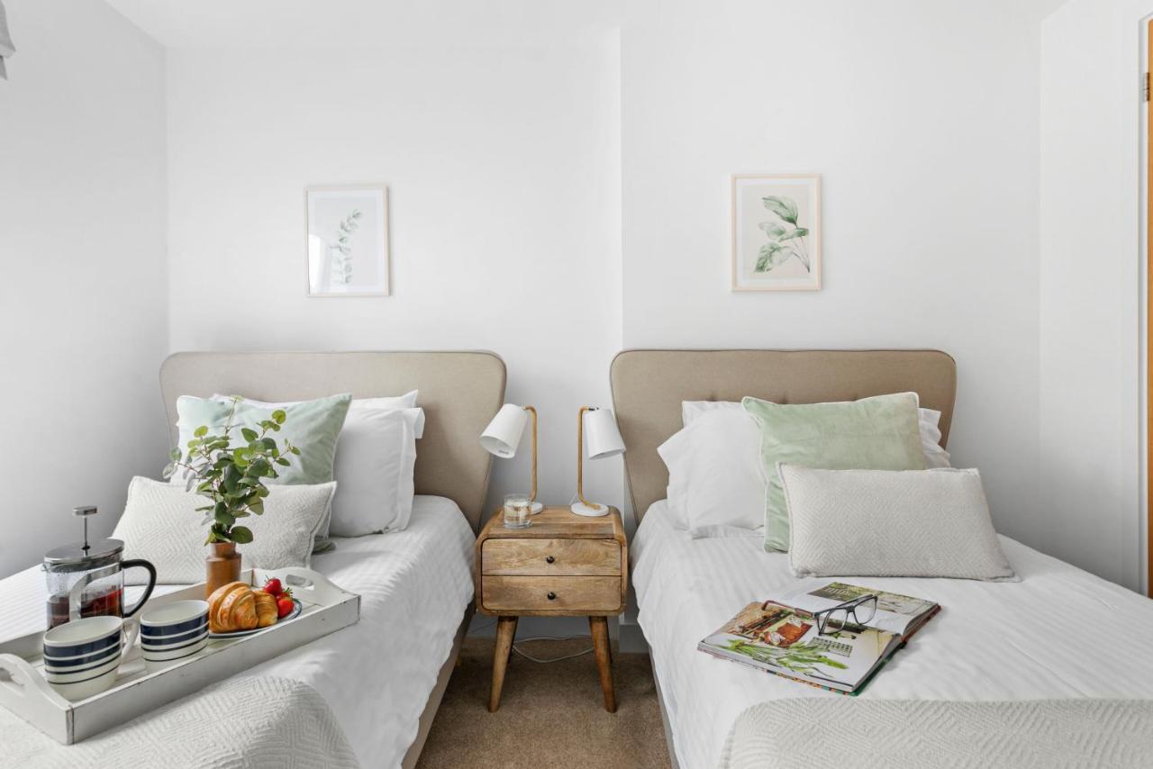 A7 Masts - Striking Beach Bolthole Apartment With Beautiful Sea Views Private Balcony & Parking Торки Екстериор снимка