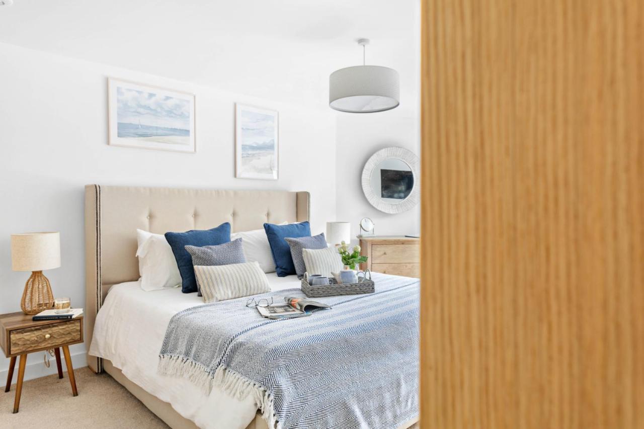A7 Masts - Striking Beach Bolthole Apartment With Beautiful Sea Views Private Balcony & Parking Торки Екстериор снимка