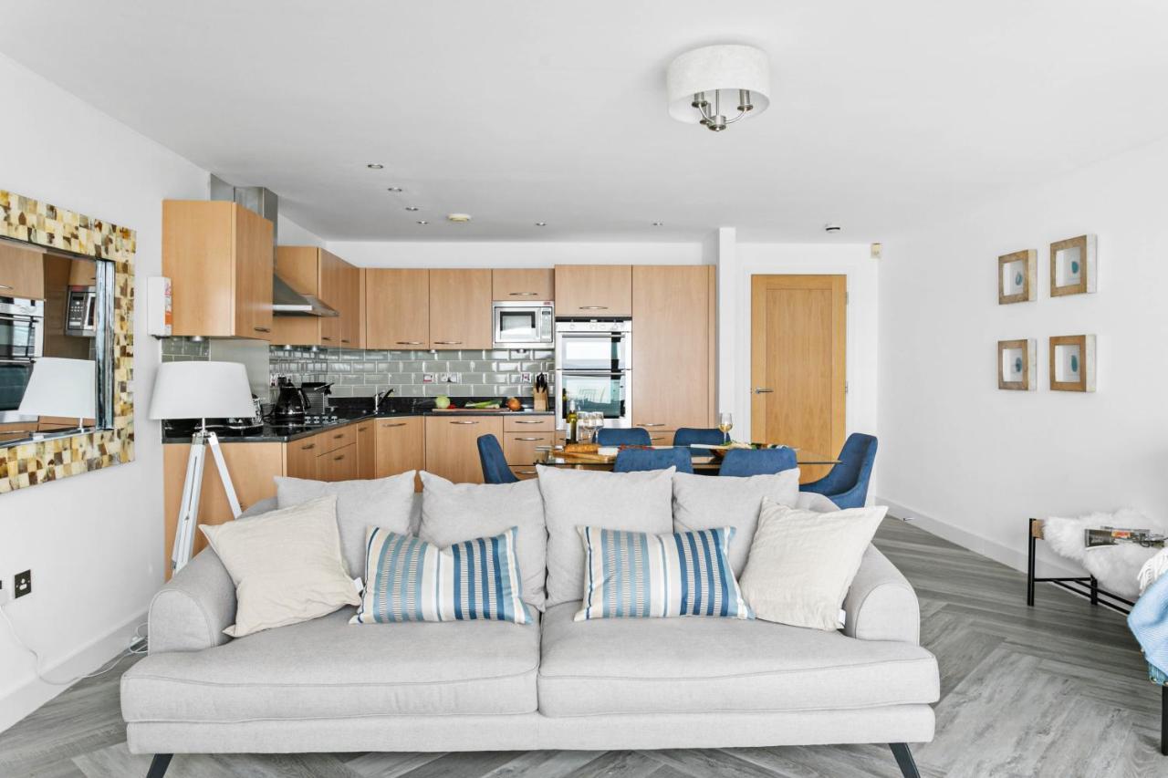 A7 Masts - Striking Beach Bolthole Apartment With Beautiful Sea Views Private Balcony & Parking Торки Екстериор снимка