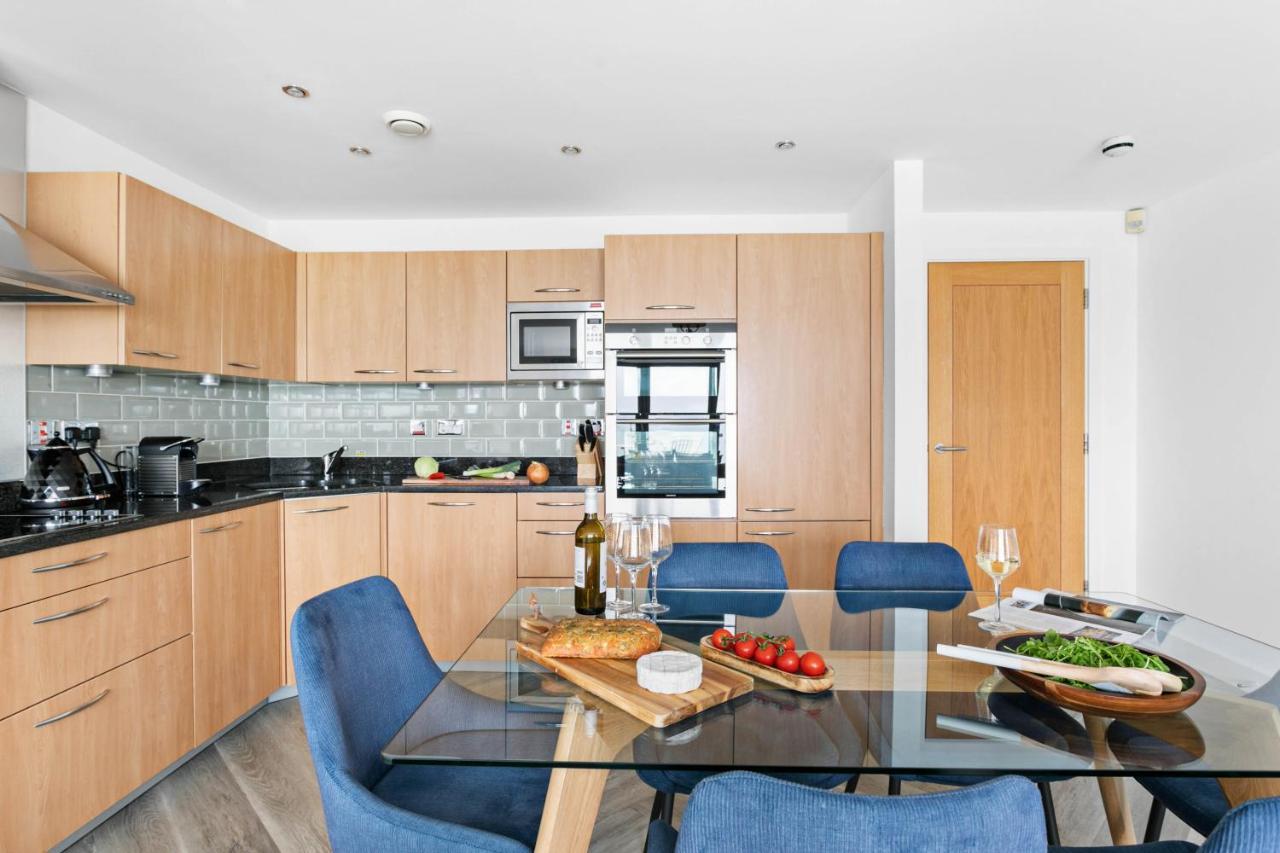 A7 Masts - Striking Beach Bolthole Apartment With Beautiful Sea Views Private Balcony & Parking Торки Екстериор снимка