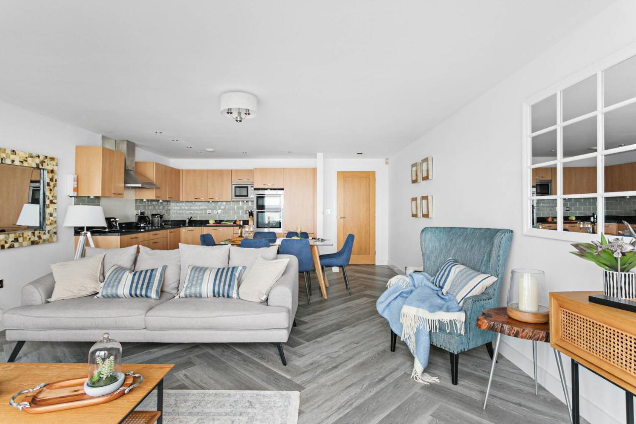 A7 Masts - Striking Beach Bolthole Apartment With Beautiful Sea Views Private Balcony & Parking Торки Екстериор снимка